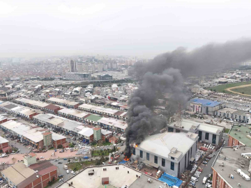Başakşehir’de motosiklet fabrikasında yangın: Alevlerin yükseldiği fabrika havadan görüntülendi