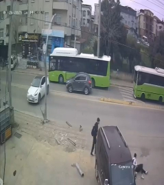 U dönüşü yapan Tesla sürücüsü faciaya sebep oluyordu