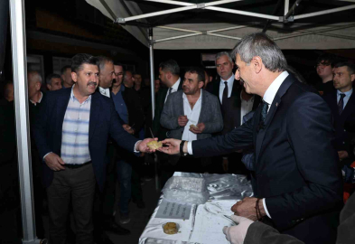 Başkan Alemdar, namaz çıkışı vatandaşa helva ikram etti