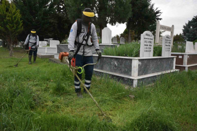 Bursa’da mezarlık ve camiler bayrama hazır