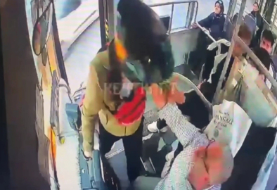 Yolcu minibüsünde bıçaklı dehşet anları kamerada: 3 yaralı