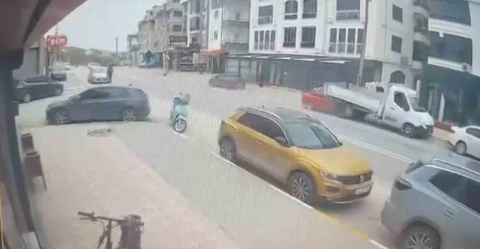 Hızlı otomobil kamyonetin altına girdi