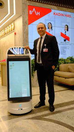 Hastanede robot dönemi: Hasta ve hasta yakınlarına refakat ediyor