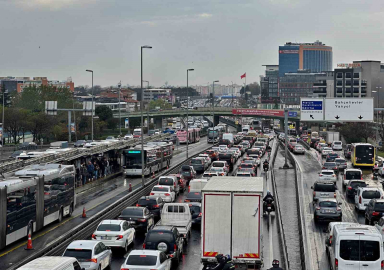 İstanbul’da yağmur trafik yoğunluğuna neden oldu