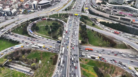 İstanbul’da bayram trafiği havadan görüntülendi, trafik yoğunluğu yüzde 83’e ulaştı