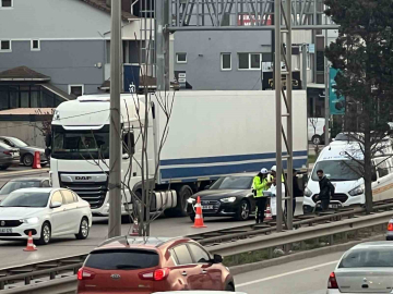 D-100’de tırın altında kalan motosiklet sürücüsü hayatını kaybetti