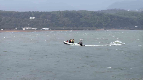 Şiddetli rüzgar kanoyu alabora etti: Göle düşen 5 kişi kurtarıldı, 2 kişi kayıp