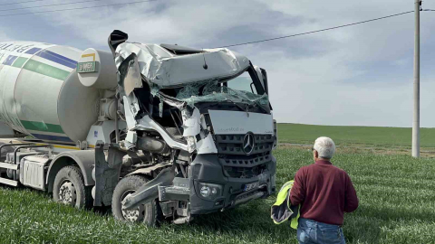 Direkleri deviren beton mikseri tarlaya daldı