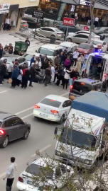 Kocaeli’nde korkunç kaza: Motosikletten düşen kadına kamyonet çarptı