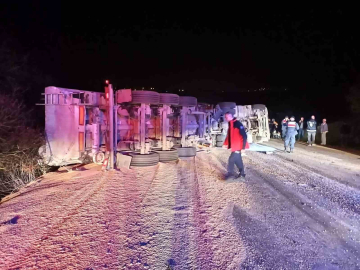 Balıkesir’de mıcır yüklü kamyon devrildi 2 yaralı