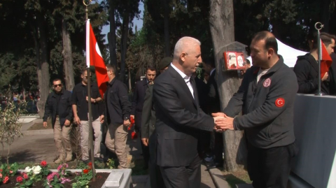 İstanbul Valisi Davut Gül, Edirnekapı Şehitliği’ni ziyaret etti