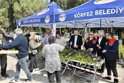 Mezarlıklarda fidan dağıtımı