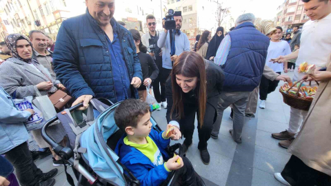 AK Parti İstanbul Milletvekili Derya Ayaydın bayram öncesi vatandaşlarla bir araya geldi