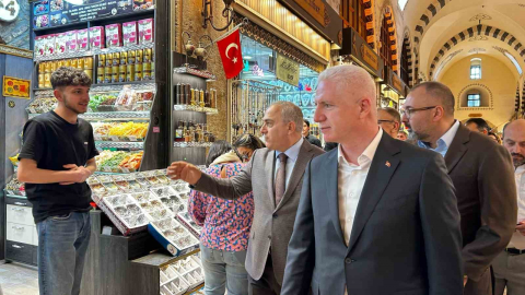 İstanbul Valisi Gül, Mısır Çarşısı esnafını ziyaret etti