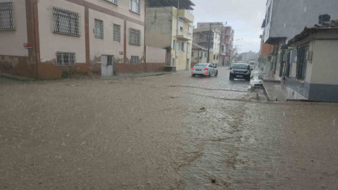 Edremit’te sağanak etkili oldu, cadde ve sokaklar dereye döndü