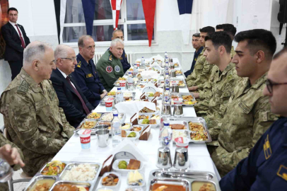 Milli Savunma Bakanı Güler, Çanakkale’de Amfibi Kolordu Komutanlığı’nda görevli askerlerle iftar yaptı