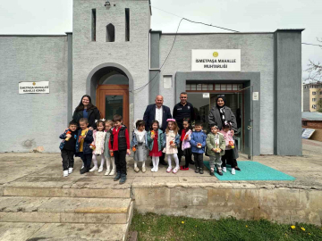 Miniklerden muhtar dedelerine bayramlaşma ziyareti