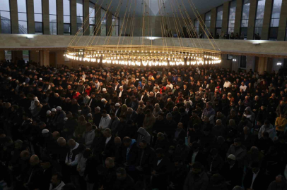 11 ayın sultanı, bayram namazıyla uğurlandı