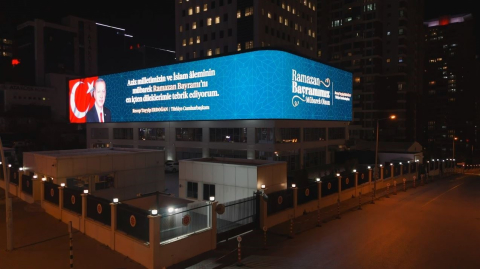 Cumhurbaşkanı Erdoğan’ın bayram mesajı İletişim Başkanlığı binasına yansıtıldı