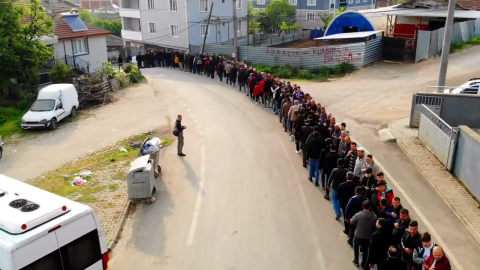 Bayramlaşma kuyruğu 1 kilometreyi buldu