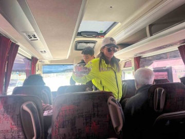 Ekiplerden sürücülere tatlı ve kolonya ikramı