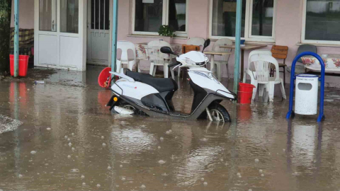 Kahvehaneyi su bastı, vatandaşlar sandalyelerle kurtuldu