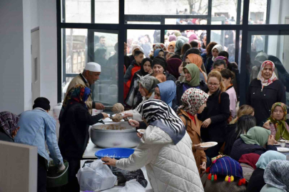 Bir asrı geçkin gelenekte 12 bin kişi bayramlaştı