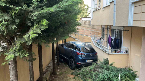 Geri manevra yapan otomobil bahçeye düştü: 1 yaralı