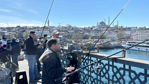 Olta balıkçıları bayramda Galata Köprüsü’ne akın etti