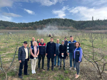 Şeftali bahçelerinde ilaçlama uygulamalı olarak gösterildi