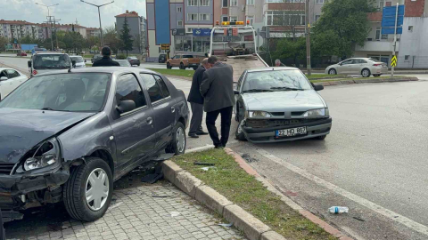 Edirne’de otomobiller çarpıştı: 3 yaralı
