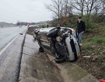 Bursa’da kontrolden çıkan otomobil kanala devrildi: 2 yaralı