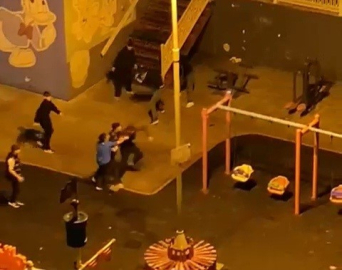 Çocuk parkında tekmeli yumruklu kavga kamerada