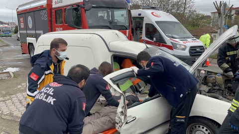 Çorlu’da trafik kazası: Araçta sıkışan yaralıyı itfaiye kurtardı
