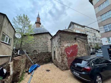Şeker Hoca Camii ve türbesi çevre düzenlemesi bekliyor