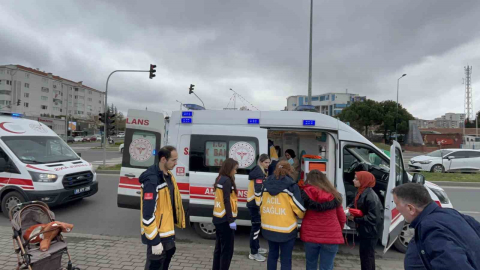 Yaya geçidinde anne ve bebeğine otomobil çarptı
