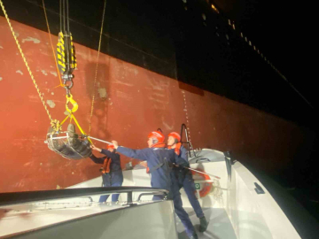 Bozcaada açıklarında ticari gemide spiral makinesinden kopan parça ile yüzünden yaralanan mürettebatın tıbbi tahliyesi gerçekleştirildi