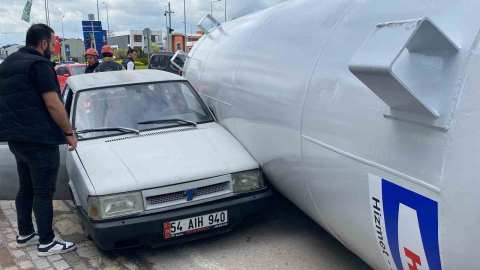 Gaz tankeri yola düştü, iki otomobile çarptı