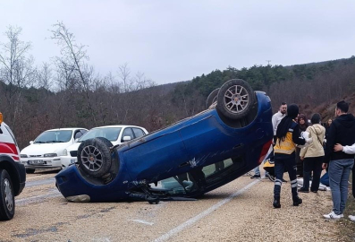 Takla atan otomobilde bulunan 2 kişi yaralandı
