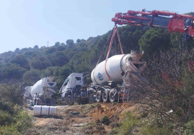 Beton mikseri yan yattı, sürücü ağır yaralandı