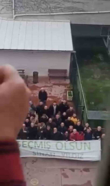 Hastanede tedavi gören arkadaşları için toplanıp pankart açtılar