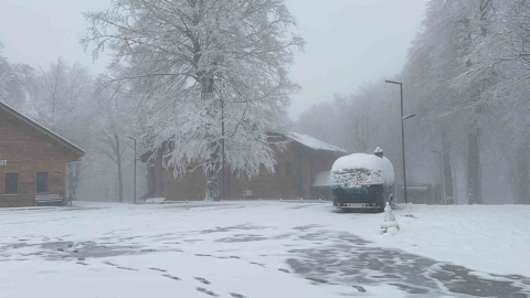 Kartepe’ye lapa lapa kar yağdı