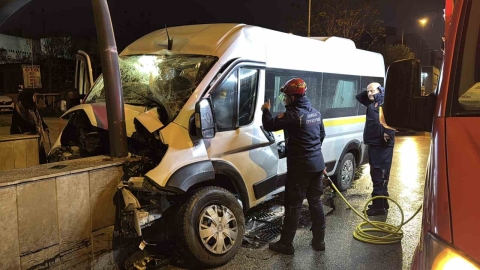 Kontrolden çıkan servis minibüsü alt geçidin duvarına çarptı