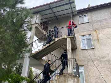 Oturma odasında korkutan yangın