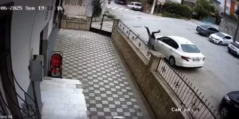 İlginç kaza: Otomobile çarptıktan sonra kaçtı