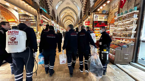 Tarihi Mısır Çarşısı’nda ilaçlama çalışması yapıldı