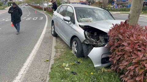 Tekirdağ’da refüje çıkan otomobil ağaca çarptı: 3 yaralı