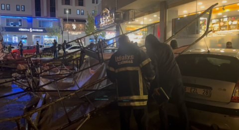 Şiddetli rüzgar bina tadilatı için kurulan iskeleyi devirdi, 3 araç zarar gördü