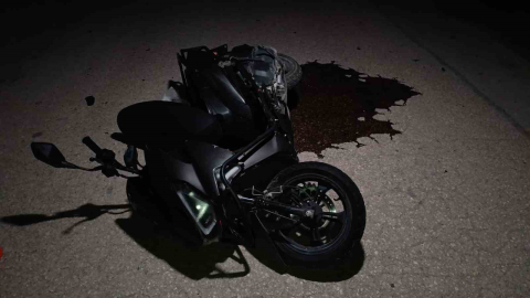 Otomobil ile motosiklet kafa kafaya çarpıştı: 1’i ağır 2 yaralı