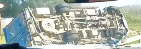 Kargo aracı devrildi : 2 yaralı